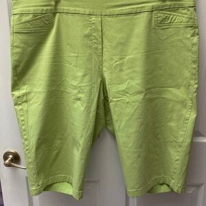 O Alfred Dunner casual solid green stretch plus size knee length shorts 24W